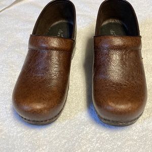 Dansko Professional antique tooled flowers in brown size 38 (7.5-8)